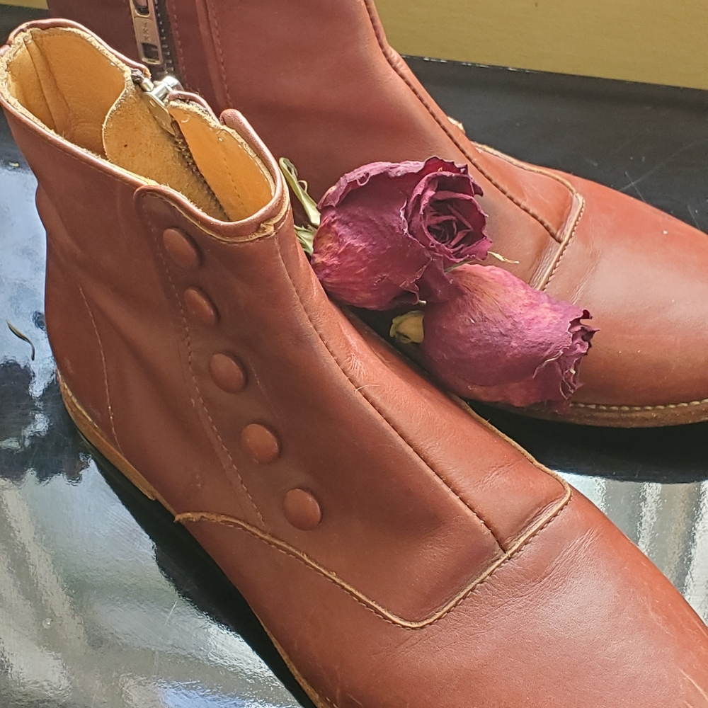 Chestnut brown leather weekend boots